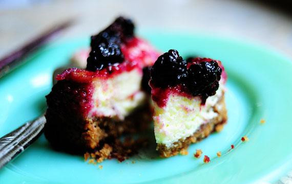 1. Этап. Ежевичный чизкейк: 6. Нарезать чизкейк на 16 частей зазубренным ножом и подавать.