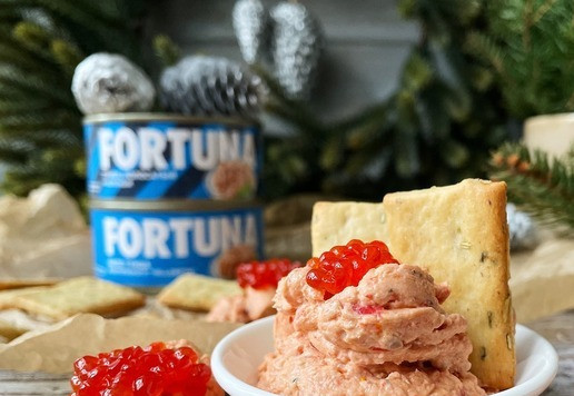 1. Этап. Риет с тунцом и вялеными томатами: Подайте риет к столу как самостоятельную закуску к хлебцам или поджаренному хлебу (у меня хлебцы с розмарином) украсьте по желанию икрой. Приятного аппетита.