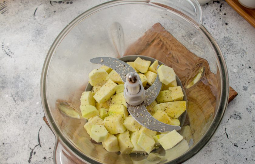 1. Этап. Суфле из кабачков на пару: В чашу блендера выложите нарезанные кабачки, посолите и поперчите по вкусу. Можно добавить немного ваших любимых специй.