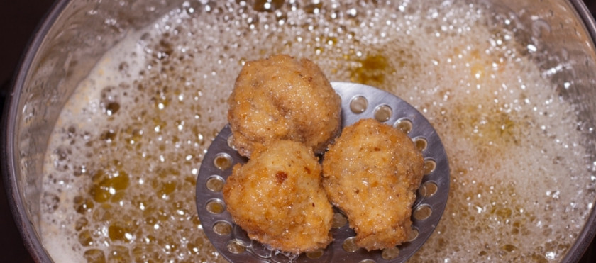 1. Этап. Грибы в кляре: 3. А дальше окунаем в панировочные сухари. Обжариваем во фритюре или на сковороде в большом количестве масла.