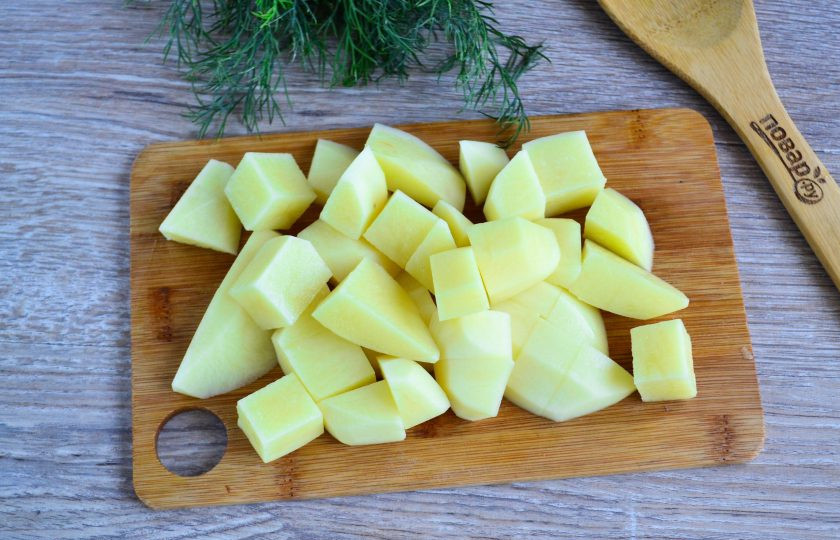 1. Этап. Картофель, запеченный с майонезом и чесноком: Картофель порежьте на небольшие кусочки, можно дольками, можно кубиком. Я режу кусочками, как на суп.