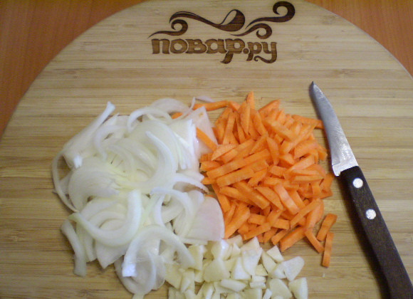 1. Этап. Тушеная капуста с кабачками: 4. Морковь, лук и чеснок мелко режем.