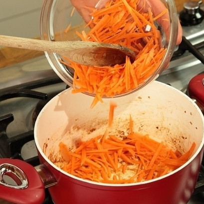 1. Этап. Афганский плов: В ту же кастрюлю кладем брусочками нарезанную морковь.