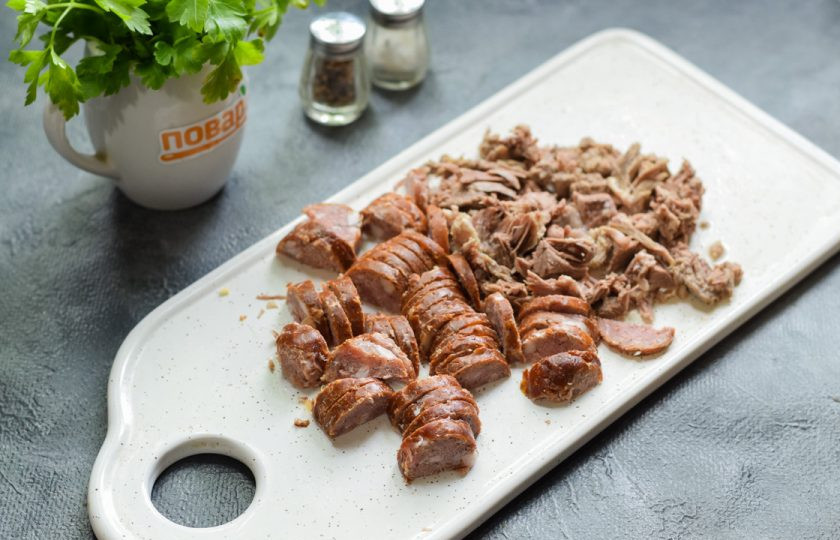 1. Этап. Салат Матадор: Колбасу и говядину нарежьте небольшими кусочками.