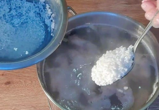 1. Этап. Cуп из куриных шеек с рисом: 6. Рис промыть в воде и всыпать в кастрюлю, перемешать, дать супу закипеть и проварить 5–8 минут.