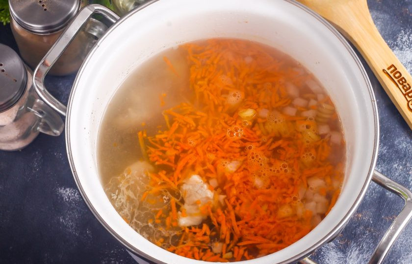 1. Этап. Суп Наваристый: Добавьте все овощные нарезки в кастрюлю, отварите еще 10-12 минут, всыпав соль.