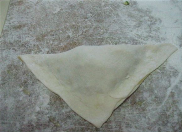 1. Этап. Пирожки из слоеного теста без дрожжей: 9. Аккуратно заверните и слепите края. Пирожки из слоеного бездрожжевого теста в домашних условиях могут быть конвертиками, прямоугольниками, квадратами или треугольниками, например.