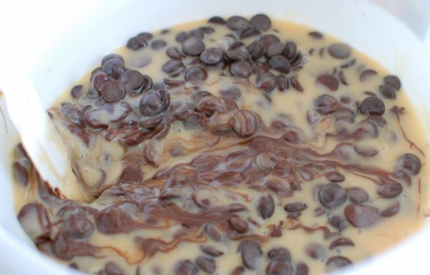 1. Этап. Шоколадно-ореховые конфеты: 2. Отправьте миску на 2 минуты в микроволновую печь, растопите смесь при 50% мощности машины. Достаньте миску и перемешайте, затем снова отправьте на 1 минуту.