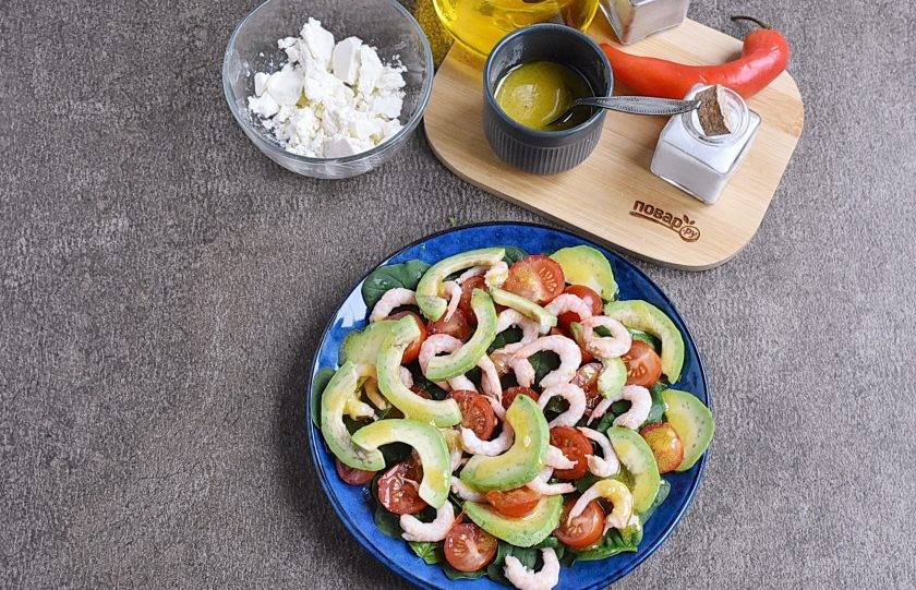 1. Этап. Салат с креветками, авокадо и помидорами черри: Очистите авокадо от кожуры и нарежьте ломтиками. Сбрызните второй ложечкой лимонного сока, чтобы мякоть не потемнела. Выложите на тарелки.