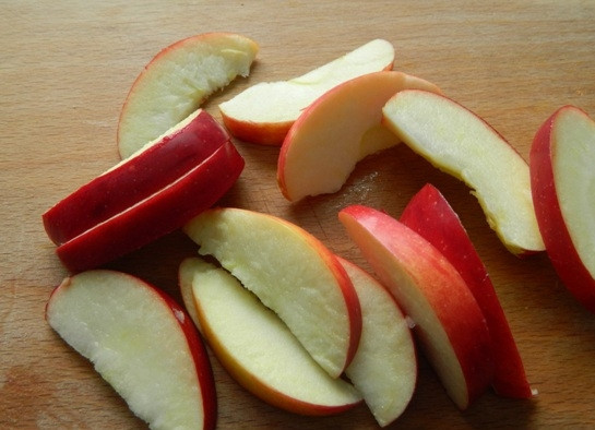 1. Этап. Печенье из гречнево-овсяной муки с яблоком: 4. Яблоко нужно помыть и обсушить. Затем удалить сердцевину, а яблоко нарезать на дольки.