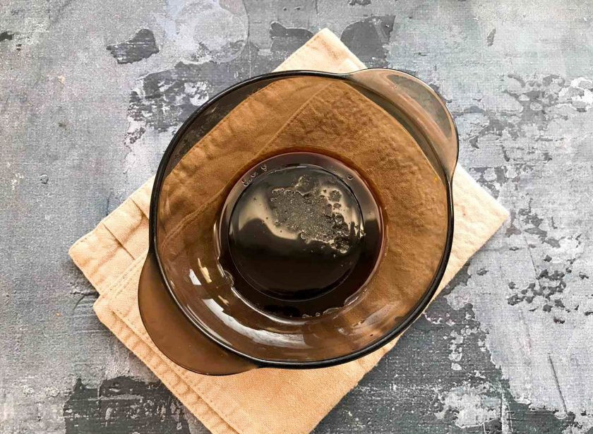 1. Этап. Куриные отбивные в маринаде: В небольшой тарелке смешайте соевый соус, растительное масло, соль, перец и сухой чеснок. Выложите кусочки куриной грудки в маринад и оставьте на 30 минут.