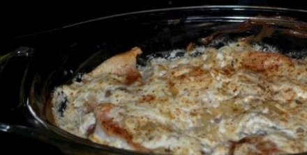 1. Этап. Угорь с хреном: Выкладываем поджаренные кусочки угря в посуду, в которой будем его запекать. На слой угря выкладываем лук, зелень, заливаем соусом сметана+хрен и посыпаем тертым сыром. Ставим в нагретую до 180 градусов духовку на 30 минут.