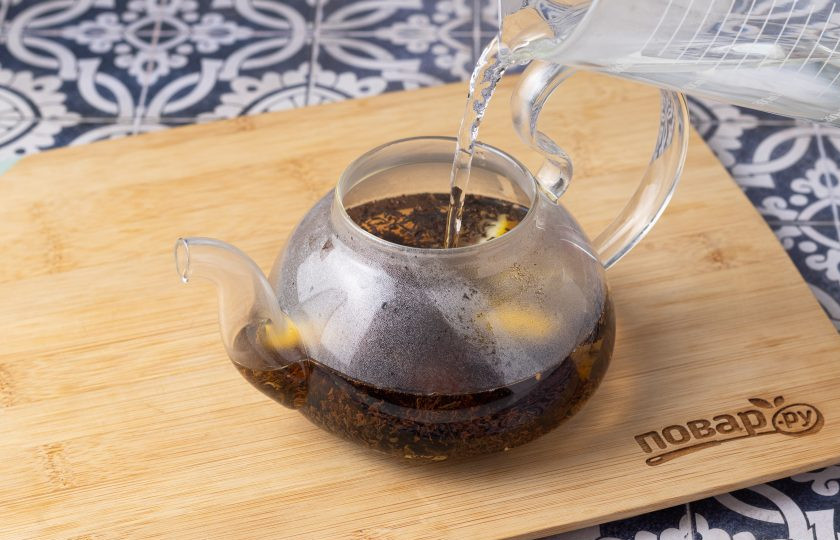 1. Этап. Чай из шелковицы: Влейте горячую воду.