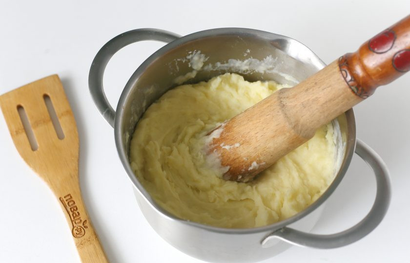 1. Этап. Конвертики с картошкой: С готового картофеля слейте воду, добавьте горячее молоко, сливочное масло, соль по вкусу и истолките в пюре.