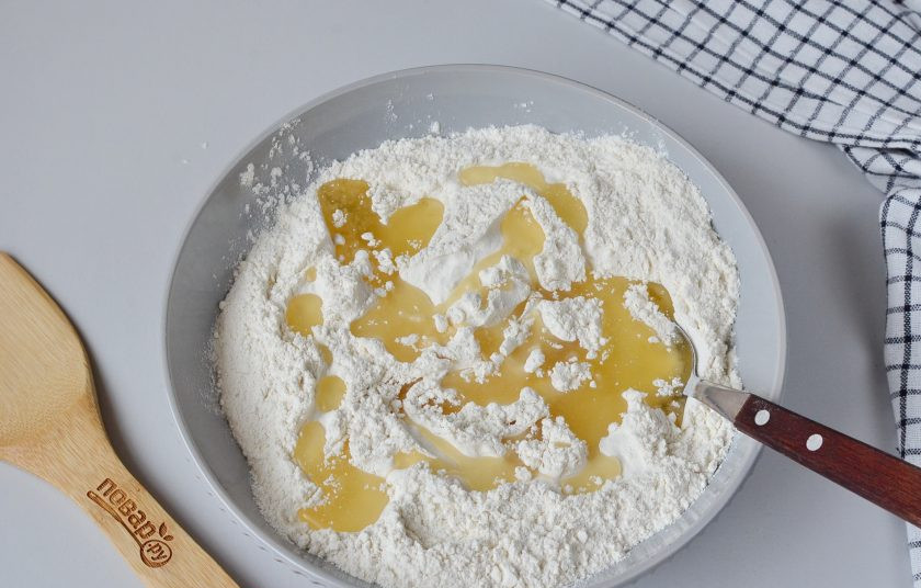 1. Этап. Песочное тесто без масла: Влейте растительное масло и хорошо разотрите его с мукой.