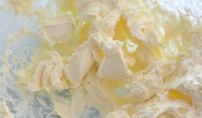 1. Этап. Чизкейк Грильяжный: 1. Разогрейте духовку до 120 градусов. С помощью миксера взбейте сливочный сыр и сахарную пудру.