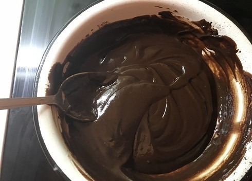 1. Этап. Яблочный кекс с шоколадом: Готовую шоколадную помадку пока оставим, пусть немного остынет и загустеет.