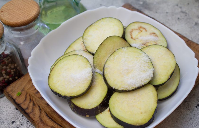 1. Этап. Баклажаны с фаршем по-китайски: Баклажан нарежьте на тонкие кружочки. Его можно порезать кружочками, а можно нарезать книжечкой (по два кружочка вместе, не разрезая между ними мякоть до конца). Посолите и оставьте минут на 10.