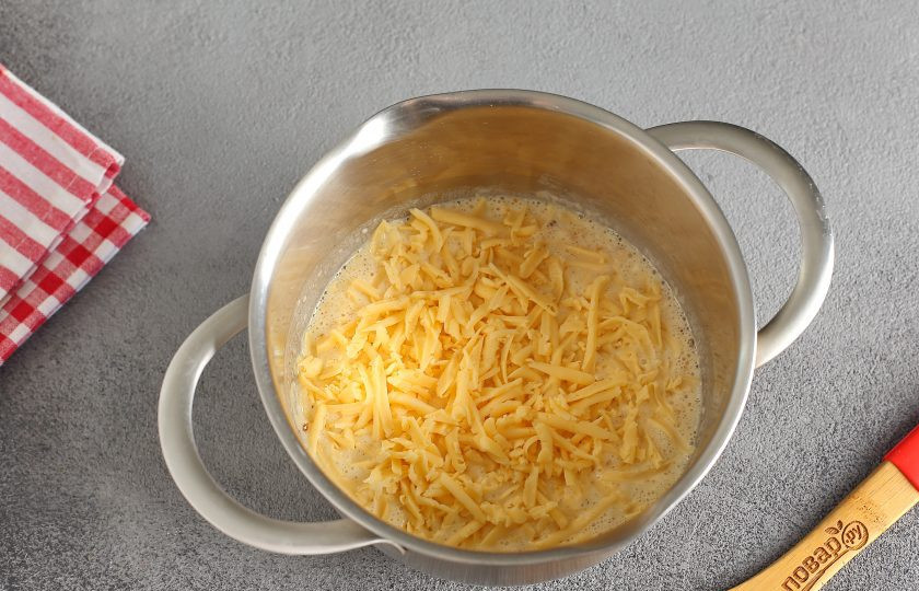 1. Этап. Запеканка из вареной курицы: Все перемешайте до однородного состояния и добавьте тертый на крупной терке сыр. Примерно 50 грамм оставьте для верха.