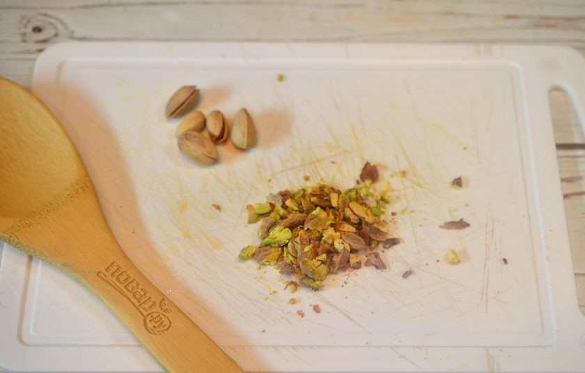 1. Этап. Запеченная тыква с орехами: 6. Фисташки почистите и порубите.