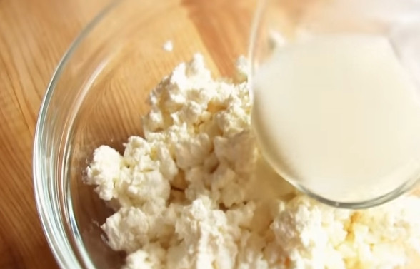 1. Этап. Шоколадный плавленый сыр: 1. Соедините творог, молоко и неполную чайную ложку соды. Погружным блендером взбейте массу до кремообразного состояния.