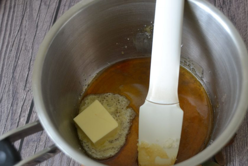 1. Этап. Карамелизированная груша: Добавьте кусочек сливочного масла.