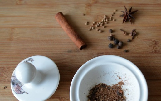 1. Этап. Индейка с грибами эноки: Берём все специи, измельчаем в ступке или иным способом. Не переусердствуйте со специями. В оригинале идёт сычуаньский перец и семена фенхеля, у меня этих специй нет, я нашла им замену.