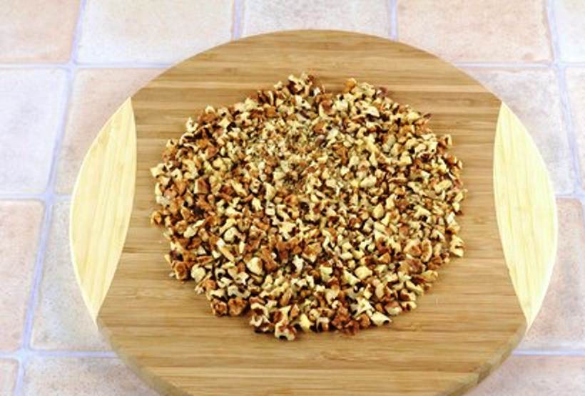 1. Этап. Салат из вареной моркови: Мелко порежьте орехи