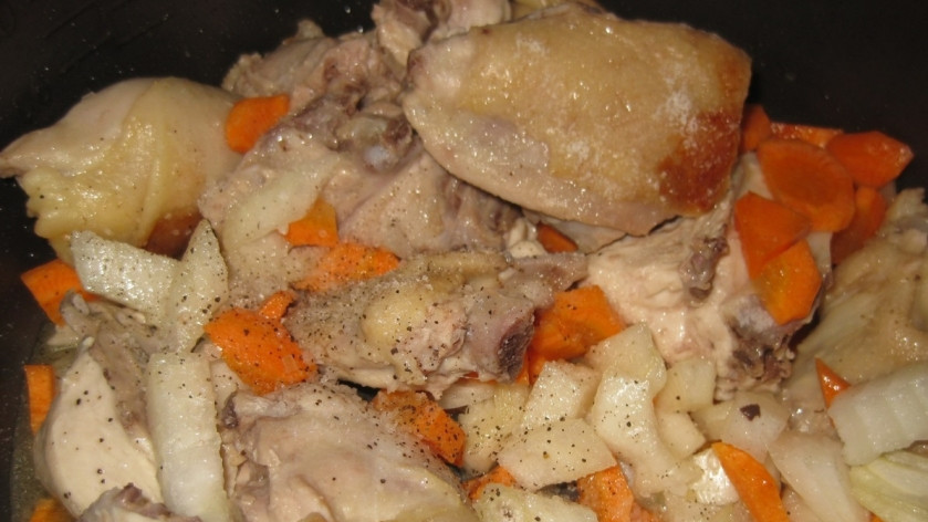 1. Этап. Жаркое из цыпленка: Переложите цыпленка в форму для запекания, добавьте морковь и лук. Посолите и поперчите.