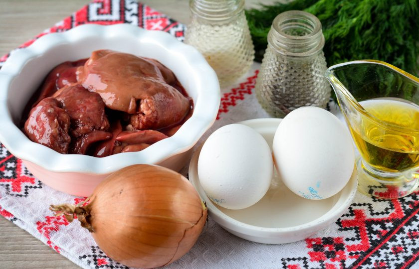 1. Этап. Куриная печень по-румынски: Подготовьте ингредиенты для приготовления куриной печени по-румынски.