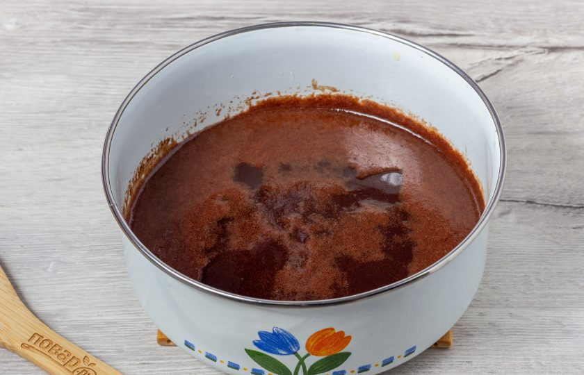 1. Этап. Сладкая колбаса из печенья: Соедините какао с масляной смесью и доведите, помешивая, до кипения, чтобы получить однородную массу.