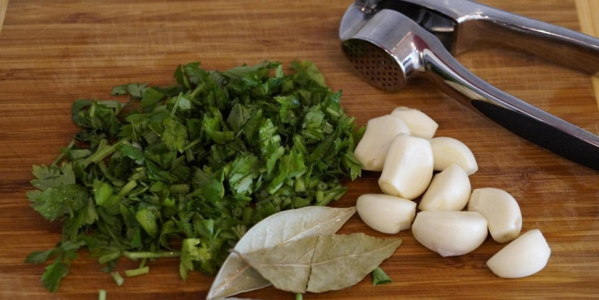 1. Этап. Борщ красный из баранины: 5. Когда картошка уже сварилась, - добавим зажарку вместе с остатками масла, а также лавровый лист, измельченный чеснок и зелень по вкусу. Добавляем в борщ соль, сахар, перец, приправы по вкусу. Выключаем, и даем настояться час.