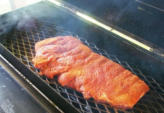 1. Этап. Копченые ребра: 3. А дальше все очень просто: поместите ребра на решетку коптильни и закройте крышку. Периодически проверяйте готовность, при надрезе не должна выделяться кровь.