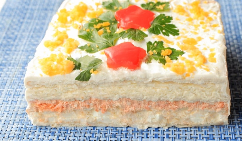 1. Этап. Лучший закусочный торт из крекеров и рыбной консервы: 11. Перед подачей можете украсить блюдо так, как вам больше нравится. Приятного аппетита!