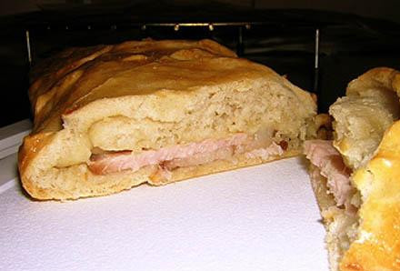 1. Этап. Сэндвич со свининой: Наслаждайтесь вашим плетеным сэндвичем с беконом и сыром. Приятного аппетита!