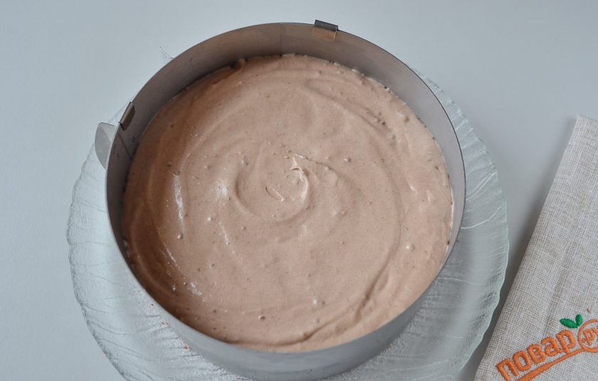 1. Этап. Торт 3 шоколада: 25. Вылейте второй слой поверх первого — и снова в холодильник.