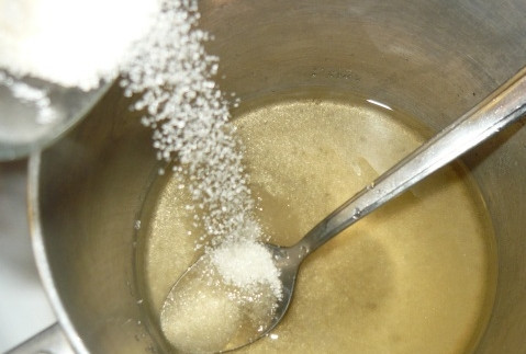 1. Этап. Наливка из рябины: 2. Теперь сделайте сахарный сироп и добавьте в него ягоды. Туда же налейте водку или очищенный самогон. Все хорошенько перемешайте.