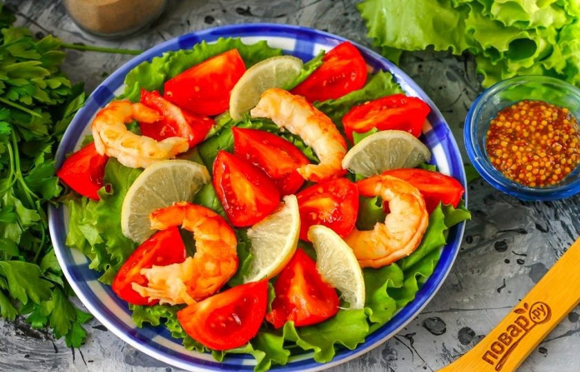 1. Этап. Легкий салат с креветками: Ломтики лимона или лайма выложите на тарелку. Если любите блюда со сладко-соленым вкусом, то вместо лимона используйте манго или персик.