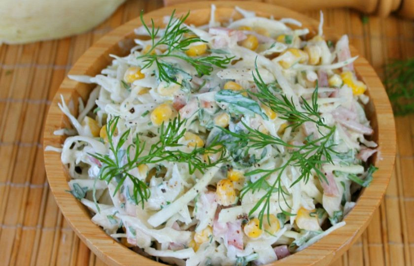 1. Этап. Салат с кукурузой, капустой и колбасой: Салат готов, приятного аппетита!