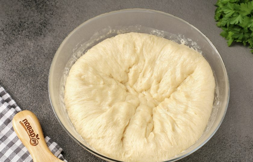 1. Этап. Дрожжевое тесто на подсолнечном масле для печёных пирожков: Вновь подошедшее тесто необходимо обмять и можно приступать к лепке пирожков.