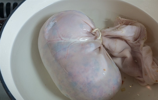 1. Этап. Жау-буйрек: 3. Положите желудок в воду, после чего варите его около двух часов, пока он не станет мягким. Не забудьте сделать несколько надколов иглой по всей поверхности.