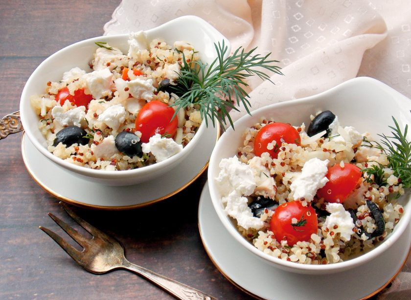 1. Этап. Салат с киноа и курицей: Разложите салат с киноа и курицей по салатникам, выложите сверху кусочки феты и подавайте к столу. Приятного аппетита!