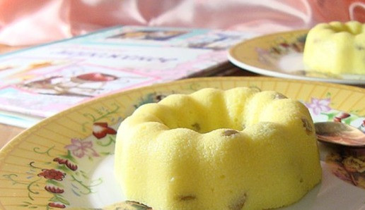 1. Этап. Имбирное мороженое: Смесь остудить, добавить мелко рубленные имбирные цукаты, перемешать, разлить по порционным формочкам и убрать в морозильник до полного застывания, примерно на 4 часа. Если не найдёте имбирных цукатов, то замените на какие-то другие.