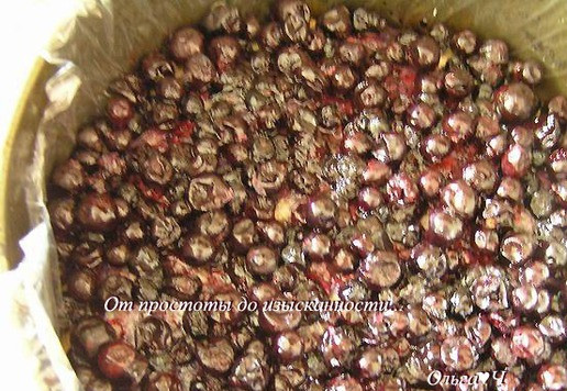 1. Этап. Кокосовый торт с ягодами: Ягоды выложите в дуршлаг, обдайте кипятком и оставьте стекать лишней жидкости (если используете свежие ягоды этот момент пропустите). Бисквит остудите. Разъемную форму для выпечки застелите пищевой пленкой, выложите бисквит, сверху разложите ягоды. Уберите в холодильник.