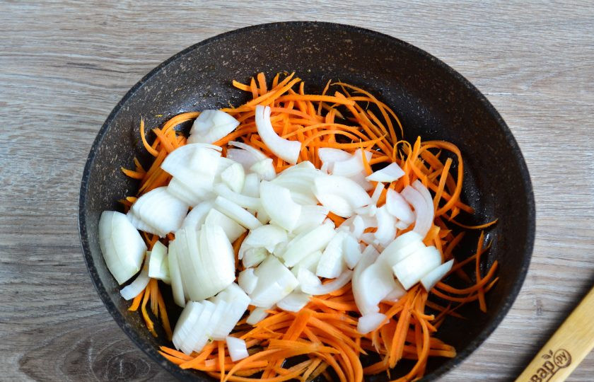 1. Этап. Салат из сердца с морковью и луком: Морковь натрите на терке для моркови по-корейски, лук нарежьте полукольцами или четвертькольцами. Обжарьте лук с морковью на сковороде, смазанной растительным маслом до мягкости.