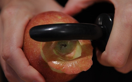 1. Этап. Закуска из тыквы: Яблоко очищаем от шкурки, вырезаем сердцевину и нарезаем мелкими кубиками.