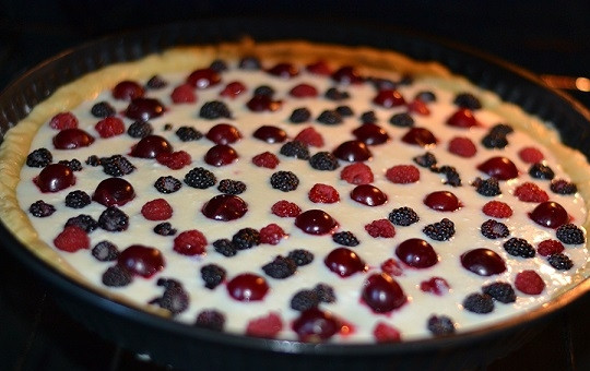 1. Этап. Творожно-сметанный торт: 10. Запекается творожно-сметанный торт в домашних условиях около получаса, но время в первую очередь зависит от размера вашей формы. Проверяйте готовность деревянной палочкой.