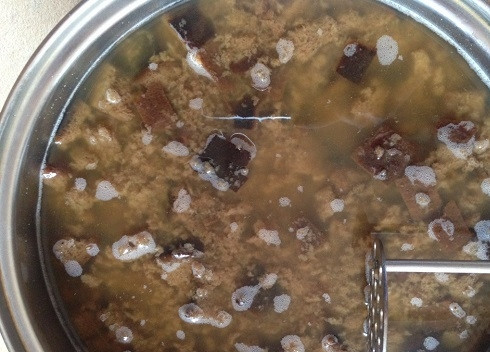 1. Этап. Квас из сухарей: Уже размокшие сухари можно слегка измельчить. Накрываем крышкой, пусть масса остывает градусов до 20-25.