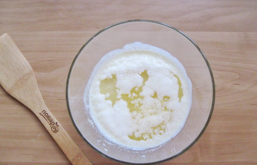 1. Этап. Кекс на кефире с корицей: Налейте подсолнечное рафинированное и растопленное сливочное масло.