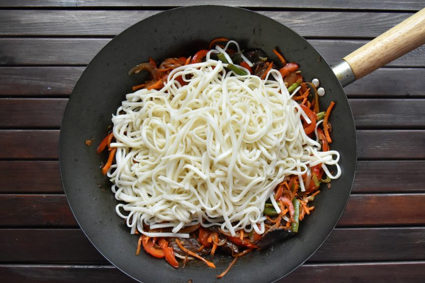 1. Этап. Удон с говядиной в устричном соусе: Переложите удон в обжаренные овощи с говядиной и перемешайте.